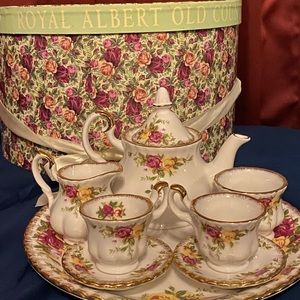 Collectible tea pot! Brand new original packaging!